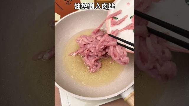 吃剩的饺子皮不要扔,做成京酱肉丝卷饼可香了,比烤鸭还好吃!!#京酱肉丝 #在家做美食 #京酱肉丝卷饼 吃剩的饺子皮不要扔,做成京酱肉丝卷饼可香了,比烤鸭还好吃!!#京酱肉丝 #在家做美食 #京酱肉丝卷饼