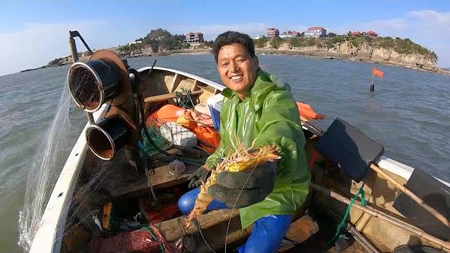 最近正是赶海抓虾的季节,渔民们争相出海抓靓货,条条粗大真诱人 最近正是赶海抓虾的季节,渔民们争相出海抓靓货,条条粗大真诱人
