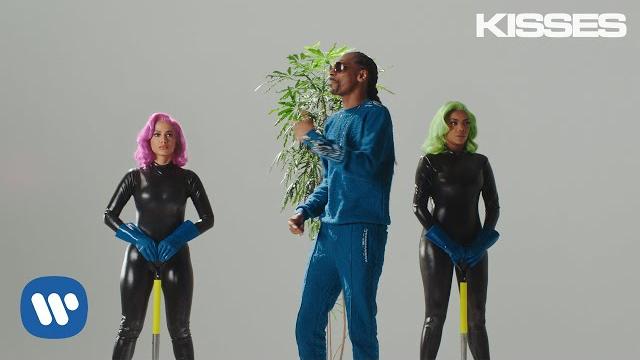 Anitta with ludmilla and snoop dogg feat. papatinho - onda diferente (official music video) Anitta with ludmilla and snoop dogg feat. papatinho - onda diferente (official music video)