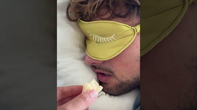 Waking up my italian roommate with a piece of parmesan cheese #fabioandben #fyp #reaction Waking up my italian roommate with a piece of parmesan cheese #fabioandben #fyp #reaction