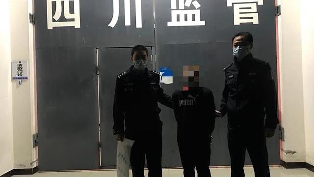 男子躲女厕偷拍被抓后称因为空虚,民警怒斥:心理变态吗? 男子躲女厕偷拍被抓后称因为空虚,民警怒斥:心理变态吗?