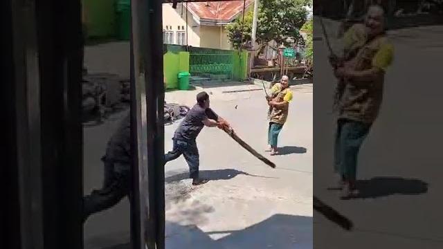 Pria ini kebal dibacok samurai Pria ini kebal dibacok samurai
