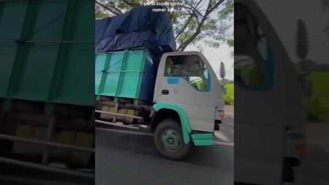 Truck isuzu nkr oleng parah Truck isuzu nkr oleng parah