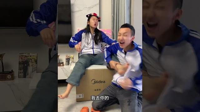 足底按摩和挠脚心。 逗你一笑烦恼忘掉 看一遍笑一遍 笑到肚子疼 看完不笑算我输 意想不到的结局 足底按摩和挠脚心。 逗你一笑烦恼忘掉 看一遍笑一遍 笑到肚子疼 看完不笑算我输 意想不到的结局