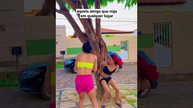 Aquela amiga que mija em qualquer lugar Aquela amiga que mija em qualquer lugar
