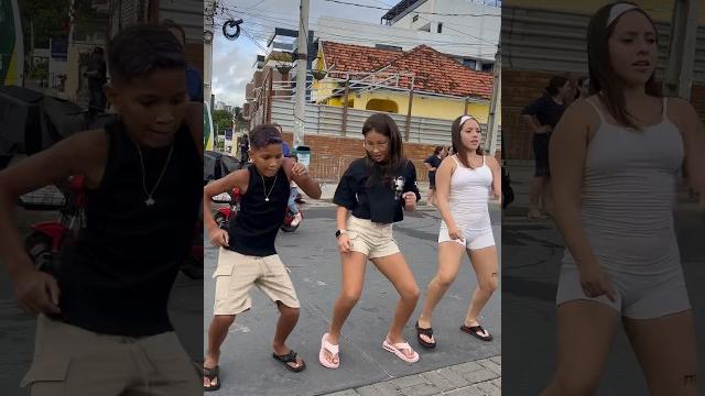 Pegando a coreografia da música Pegando a coreografia da música