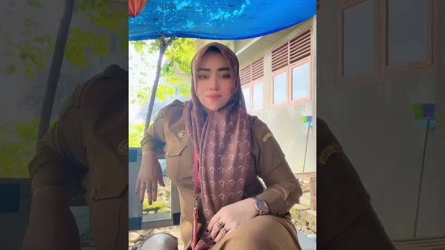 Bu guru montok bikin salfok Bu guru montok bikin salfok