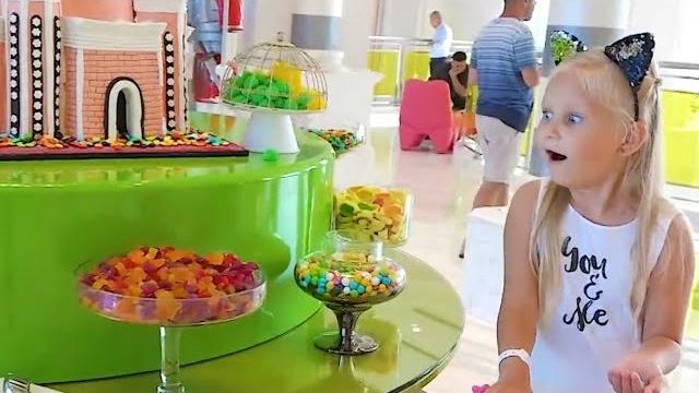 Алиса играет в парке развлечений для детей или fun entertainment for kids / мими лисса Алиса играет в парке развлечений для детей или fun entertainment for kids / мими лисса