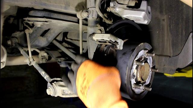 Замена задних тормозных колодок toyota camry xv50 тойота камри 2012 года, 2,5