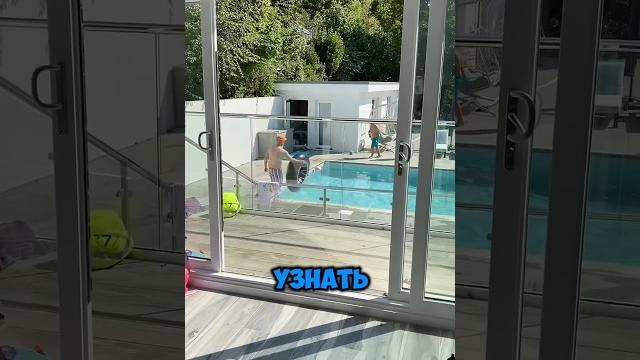 Как узнать кто писает в бассейн? #шортс #вирусноевидео #друзья #лето Как узнать кто писает в бассейн? #шортс #вирусноевидео #друзья #лето