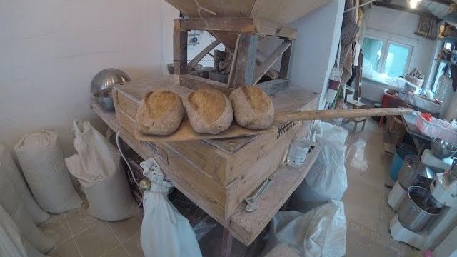 Выпечка пшеничного цельнозернового хлеба в русской печи. подробный рецепт от олега пекаря. 36 мин. Выпечка пшеничного цельнозернового хлеба в русской печи. подробный рецепт от олега пекаря. 36 мин.