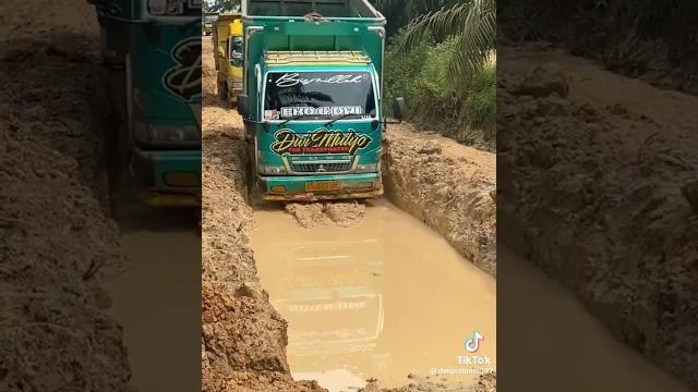 Perjuangan truk sawit jalan berlumpur#shorts Perjuangan truk sawit jalan berlumpur#shorts