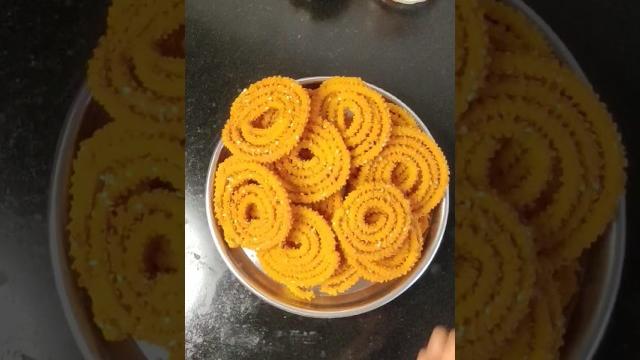 संपेपर्यंत crispy राहणारी बिनाभाजणीची पोह्याची चकली kurkurit chakli | poha chakli recipe in marathi संपेपर्यंत crispy राहणारी बिनाभाजणीची पोह्याची चकली kurkurit chakli | poha chakli recipe in marathi