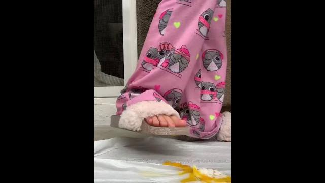 Asmr stomping/crushing Asmr stomping/crushing