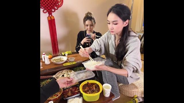 模特工作餐,用餐中 模特工作餐,用餐中
