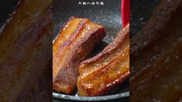 没有烤箱,用一口平底锅也能做出馋人的脆皮五花肉,皮脆肉香多汁。 #分享我的美好生活 #脆皮五花肉 #五花肉新吃法 没有烤箱,用一口平底锅也能做出馋人的脆皮五花肉,皮脆肉香多汁。 #分享我的美好生活 #脆皮五花肉 #五花肉新吃法