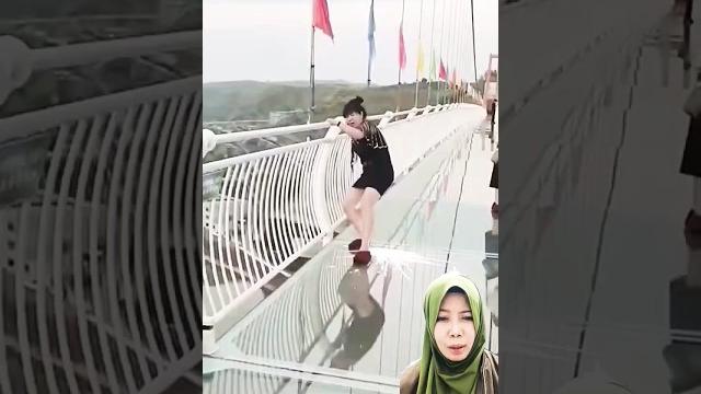 Jembatan kaca bocil vs om tante ⁉️ Jembatan kaca bocil vs om tante ⁉️