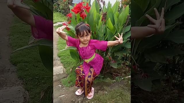 Belajar menari pendet bali, tarian terkenal bali #shorts Belajar menari pendet bali, tarian terkenal bali #shorts