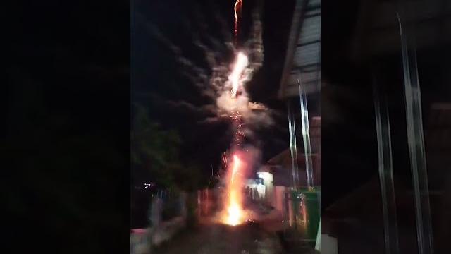Kembang api meledak di bawah Kembang api meledak di bawah