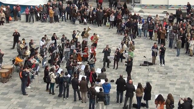 Ravel's bolero in the street flashmob! Ravel's bolero in the street flashmob!