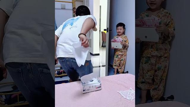 爸爸偷藏私房钱,这次懵圈了吧#呆萌小米宝#萌娃#熊孩子 爸爸偷藏私房钱,这次懵圈了吧#呆萌小米宝#萌娃#熊孩子