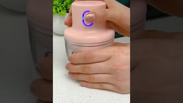 有了这个电动蒜泥器,以后捣蒜捣辣椒捣肉沫捣葱花等各种东西都方便多了 有了这个电动蒜泥器,以后捣蒜捣辣椒捣肉沫捣葱花等各种东西都方便多了