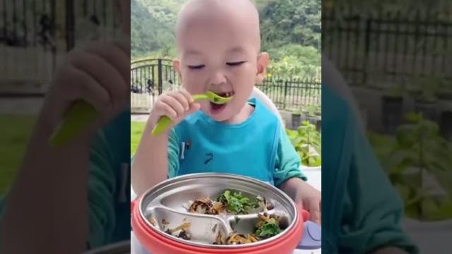 Baby eating food #shorts #viral #trending #cute #baby Baby eating food #shorts #viral #trending #cute #baby