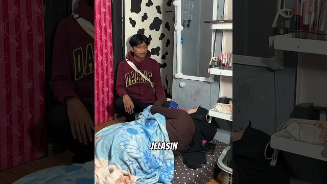 Adam sampe panik gitu padahal cuma bantal guling Adam sampe panik gitu padahal cuma bantal guling