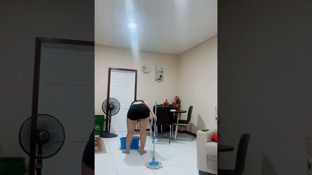 Gostosa limpando a casa só de shortinho curto Gostosa limpando a casa só de shortinho curto