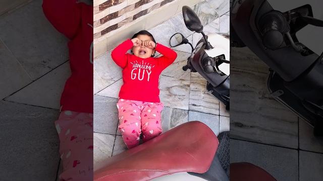 Anaya ki rone ki aawaj sunte he dhodhi chali aayi mumma Anaya ki rone ki aawaj sunte he dhodhi chali aayi mumma