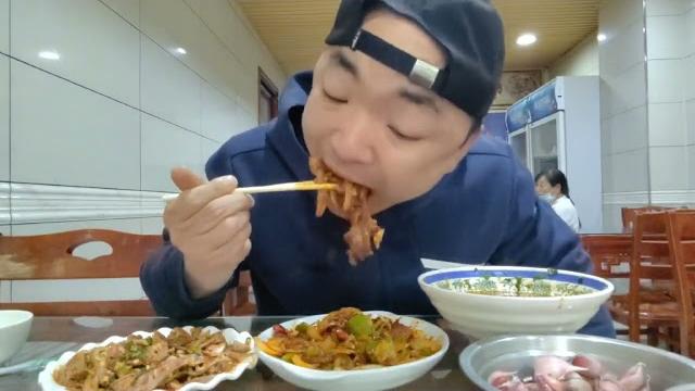 悟琨花110元吃羊杂,点菜时震惊老板娘家乡口头语都飙出来了。 悟琨花110元吃羊杂,点菜时震惊老板娘家乡口头语都飙出来了。