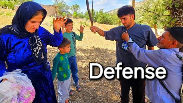 Nazik yaşlı adam, çaresiz annesini bağımlıya karşı savundu Nazik yaşlı adam, çaresiz annesini bağımlıya karşı savundu