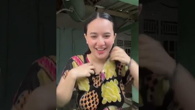 Berlian ochi hujan-hujanan pakai daster Berlian ochi hujan-hujanan pakai daster