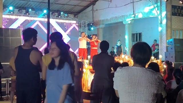 农村歌舞团美女如云,个个气质高雅身材姣美,载歌载舞表演大悲咒 农村歌舞团美女如云,个个气质高雅身材姣美,载歌载舞表演大悲咒