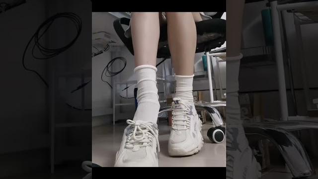 崇拜脏鞋底下的你是什么样子的呢 #鞋子 #袜子 崇拜脏鞋底下的你是什么样子的呢 #鞋子 #袜子