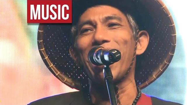 Joey ayala - "karaniwang tao" live at opm means 2013! Joey ayala - "karaniwang tao" live at opm means 2013!