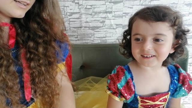 Nehir su havuz ve renkli toplar sipariş etti. Nehir su havuz ve renkli toplar sipariş etti.