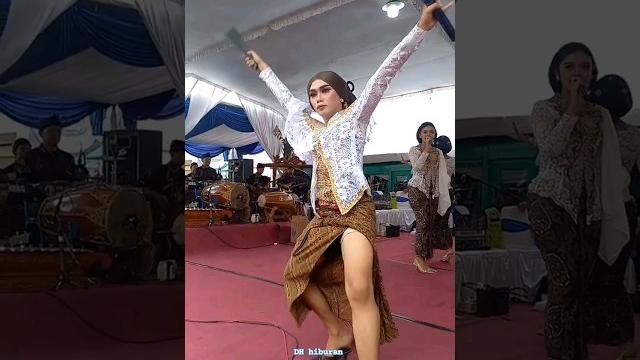 Disuruh goyang sama niken salindri ke penonton malah giniii ‼️ Disuruh goyang sama niken salindri ke penonton malah giniii ‼️