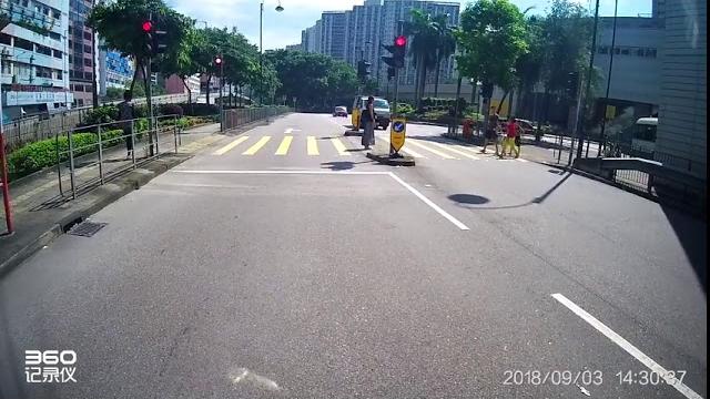 驚險系列:貨車衝燈,差d害死一家大細(轉載) 驚險系列:貨車衝燈,差d害死一家大細(轉載)