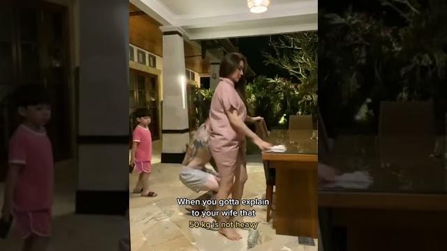 Rasanya geli-geli nyetroom. digendong satu tangan Rasanya geli-geli nyetroom. digendong satu tangan