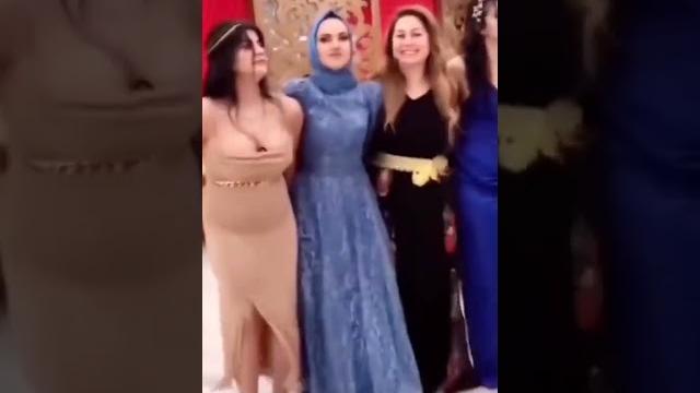 Derin dekolteli taş gibi çıtır hatun halay çekerek yürekleri hoplatıyor #shortvideo #shortsvideo Derin dekolteli taş gibi çıtır hatun halay çekerek yürekleri hoplatıyor #shortvideo #shortsvideo