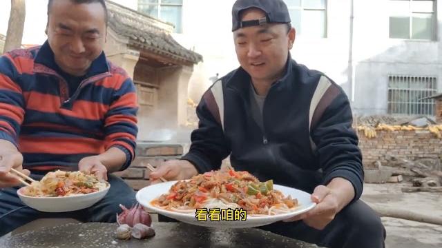朋友用新疆面粉做过油肉拌面,悟琨用超级大盘吃,一盘装走半盆面 朋友用新疆面粉做过油肉拌面,悟琨用超级大盘吃,一盘装走半盆面