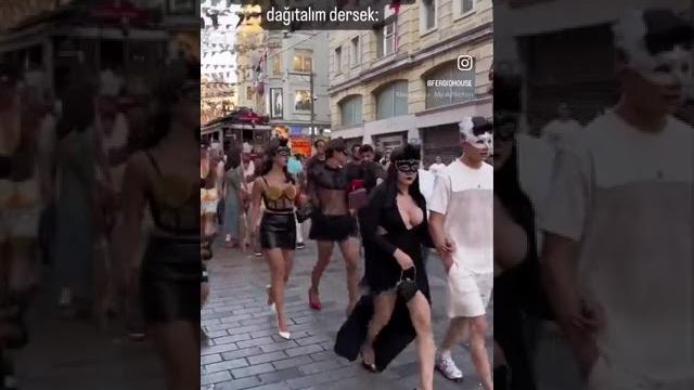 Onlyfans içerik üreticileri, 10 bin dolar havaya atarak yürüyüş düzenledi. ekip gözaltına alındı. Onlyfans içerik üreticileri, 10 bin dolar havaya atarak yürüyüş düzenledi. ekip gözaltına alındı.
