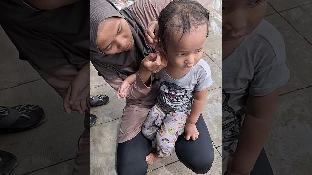 Adilah anting nya hilang pas renang Adilah anting nya hilang pas renang