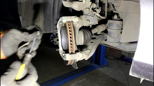 Замена передних тормозных колодок на toyota camry xv50 тойота камри 2012 года, 2,5
