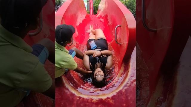 Wet n joy water splash on people heavy water flow slide #waterpark #atlanticwaterparkdelhi Wet n joy water splash on people heavy water flow slide #waterpark #atlanticwaterparkdelhi