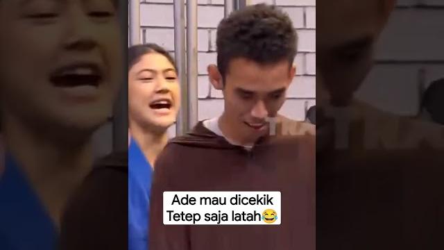 Ade dicekik tetep saja latah #laporpak #komedi Ade dicekik tetep saja latah #laporpak #komedi
