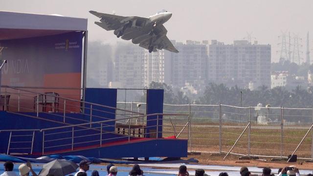 Удивительный полёт российского су-57 на выставке aero india 2025 Удивительный полёт российского су-57 на выставке aero india 2025