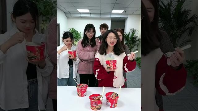 吃泡面挑战,哈哈真好玩 #欢乐办公室 #意想不到的结局 #我的逗比同事 #办公室趣事 吃泡面挑战,哈哈真好玩 #欢乐办公室 #意想不到的结局 #我的逗比同事 #办公室趣事