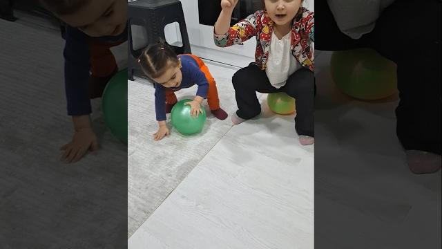 Kumsal ablasini takli̇t edi̇yor Kumsal ablasini takli̇t edi̇yor